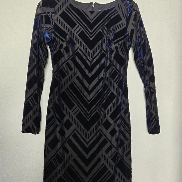 VINCE CAMUTO Women's Deep Blue Velvet Dress. Size 4 - Picture 7 of 7
